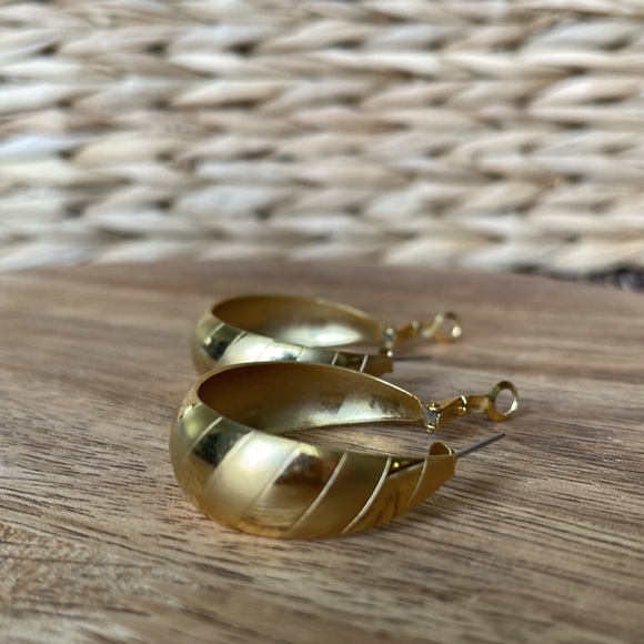 Vintage 1970’s Gold Matt e & Shiny Design 1 1/2” Hoop Earrings - Picture 5 of 6